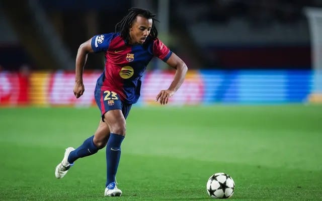 Jules Kounde membawa bola bersama Barcelona