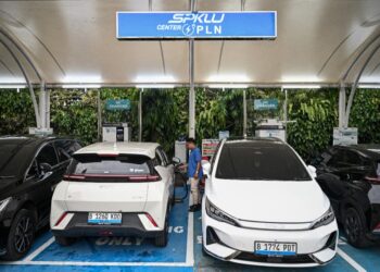 Mobil listrik mengisi daya di SPKLU PLN