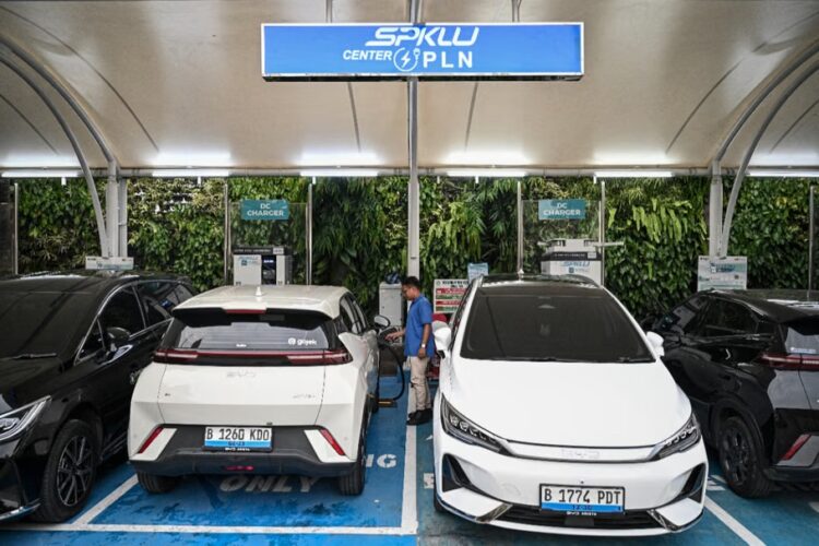 Mobil listrik mengisi daya di SPKLU PLN