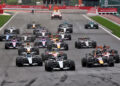 Mobil Formula 1 melaju saat balapan