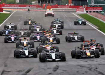 Mobil Formula 1 melaju saat balapan