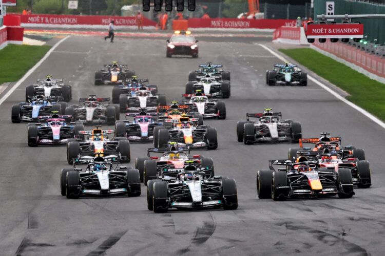 Mobil Formula 1 melaju saat balapan