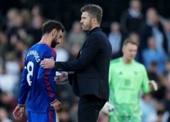 Michael Carrick dan Bruno Fernandes seusai laga Fulham vs Manchester United