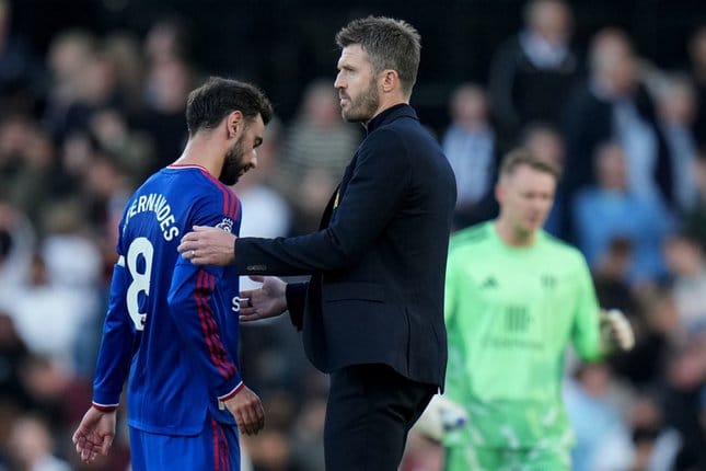 Michael Carrick dan Bruno Fernandes seusai laga Fulham vs Manchester United