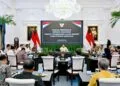 Presiden Prabowo Subianto berdiskusi dengan akademisi terkait penanganan lahan gambut dan potensi karhutla di Istana Merdeka