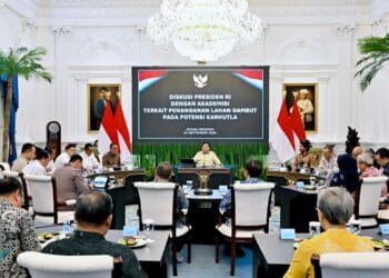 Presiden Prabowo Subianto berdiskusi dengan akademisi terkait penanganan lahan gambut dan potensi karhutla di Istana Merdeka