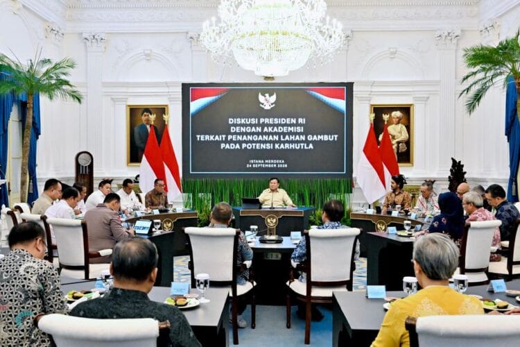 Presiden Prabowo Subianto berdiskusi dengan akademisi terkait penanganan lahan gambut dan potensi karhutla di Istana Merdeka