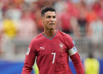 Cristiano Ronaldo mengenakan seragam Timnas Portugal
