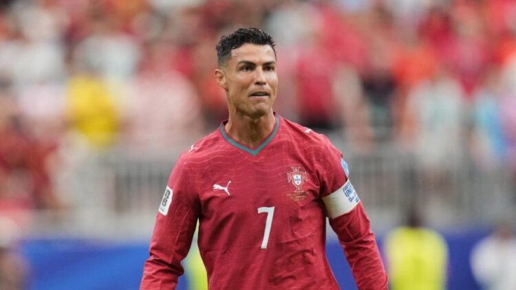 Cristiano Ronaldo mengenakan seragam Timnas Portugal