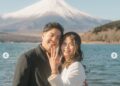 Jerome Polin dan Gracia Caroline berpose dengan latar Gunung Fuji