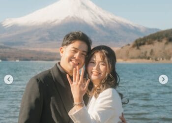 Jerome Polin dan Gracia Caroline berpose dengan latar Gunung Fuji