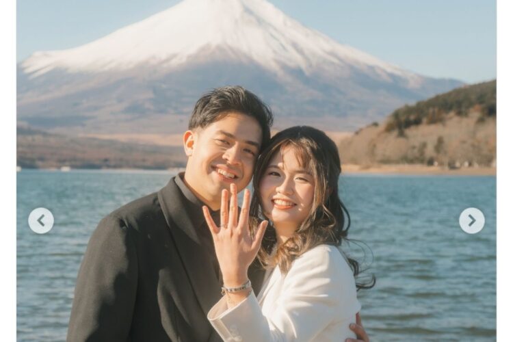 Jerome Polin dan Gracia Caroline berpose dengan latar Gunung Fuji