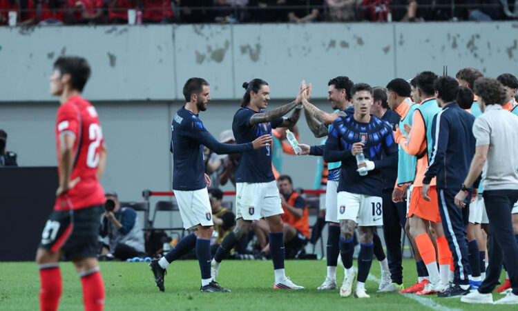 Pemain Uruguay merayakan gol saat menghadapi Korea Selatan