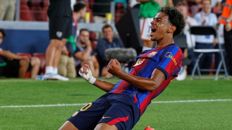 Lamine Yamal merayakan gol untuk Barcelona di La Liga