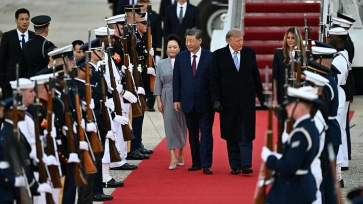 Xi Jinping dan Donald Trump dalam penyambutan kenegaraan di Amerika Serikat
