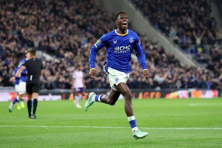 Penyerang Everton Thierno Barry melakukan selebrasi seusai mencetak gol ke gawang Newcastle United pada pertandingan babak 16 besar Piala Liga Inggris (Carabao Cup) 2026/2027 di Stadion Hill Dickinson, Liverpool, Inggris, Kamis (29/10/2026) waktu setempat. Everton FC