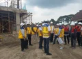 Sejumlah petugas dan pejabat memakai helm proyek meninjau pembangunan Sekolah Rakyat Tahap II di Nganjuk