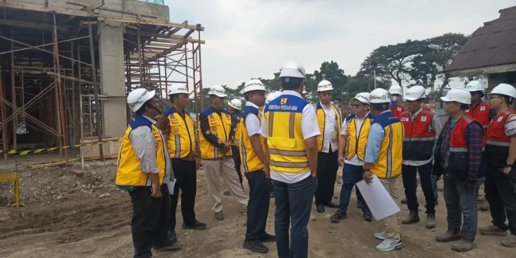 Sejumlah petugas dan pejabat memakai helm proyek meninjau pembangunan Sekolah Rakyat Tahap II di Nganjuk