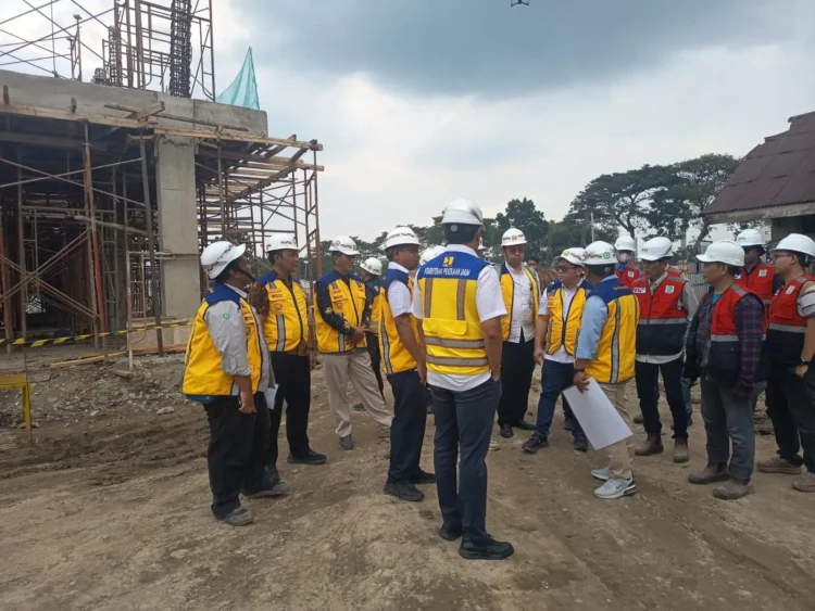 Sejumlah petugas dan pejabat memakai helm proyek meninjau pembangunan Sekolah Rakyat Tahap II di Nganjuk