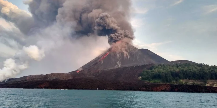 Ilustrasi gunung berapi dengan kepulan abu tebal di atas kawah, terlihat dari perairan