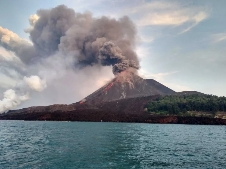 Ilustrasi gunung berapi dengan kepulan abu tebal di atas kawah, terlihat dari perairan