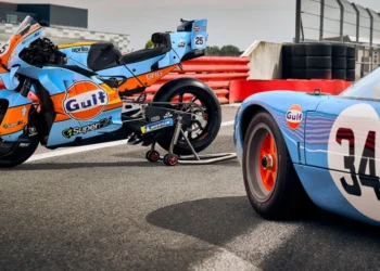 Motor Trackhouse MotoGP berlivery Gulf biru-oranye di samping mobil balap Ford GT40