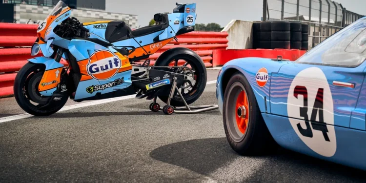 Motor Trackhouse MotoGP berlivery Gulf biru-oranye di samping mobil balap Ford GT40