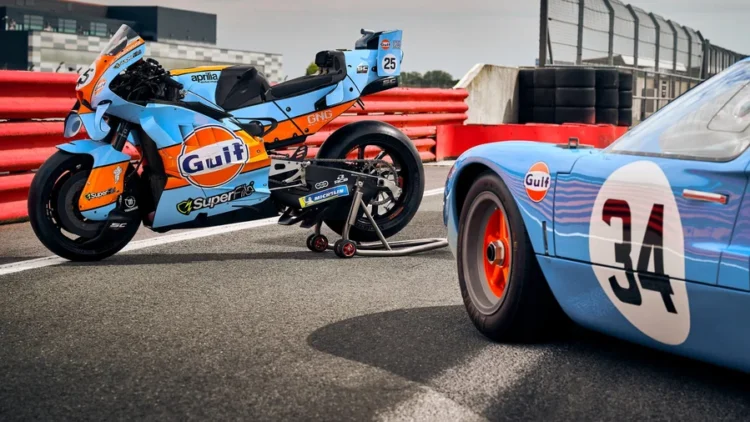 Motor Trackhouse MotoGP berlivery Gulf biru-oranye di samping mobil balap Ford GT40
