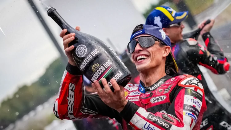Marc Marquez merayakan kemenangan MotoGP Jepang 2026