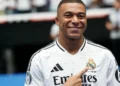 Kylian Mbappe mengenakan jersey Real Madrid