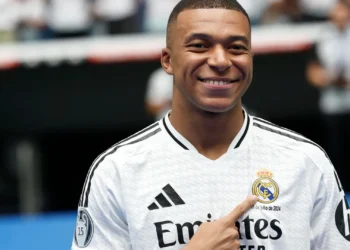 Kylian Mbappe mengenakan jersey Real Madrid