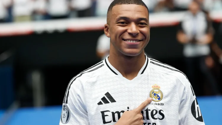 Kylian Mbappe mengenakan jersey Real Madrid