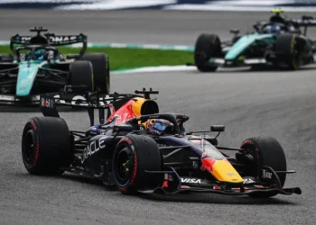 Max Verstappen memimpin balapan GP Bahrain 2026 di Sepang