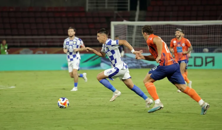 Luka Menalo mengenakan seragam Persib berwarna biru dan putih saat mengejar bola dalam pertandingan menghadapi Port FC
