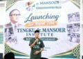 Seorang pria berbicara menggunakan mikrofon di depan spanduk peluncuran Tengku dr. Mansoer Institute