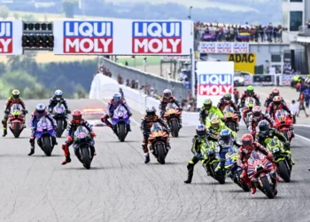 Para pembalap MotoGP bersiap memulai balapan