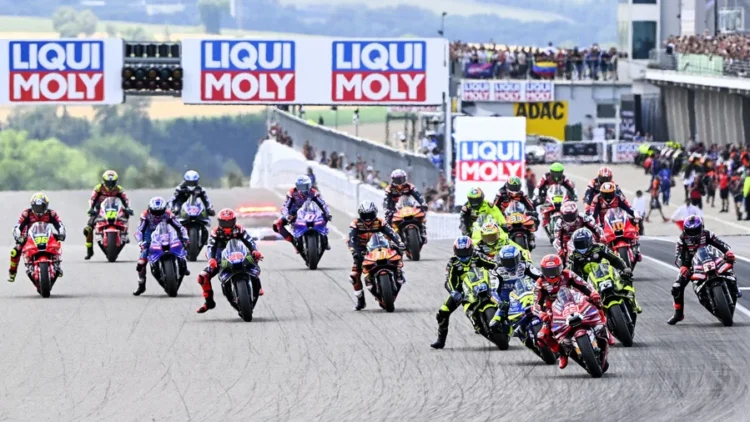 Para pembalap MotoGP bersiap memulai balapan