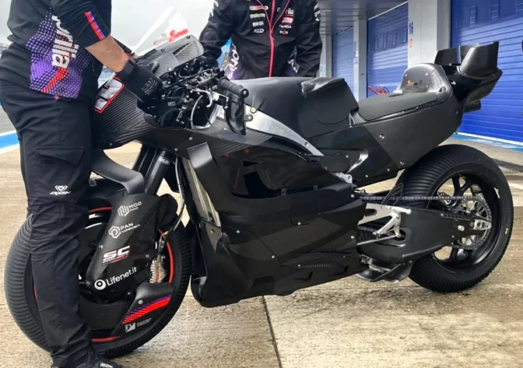 Motor prototipe Aprilia 850 cc dengan bodi hitam di dekat dua kru dalam area garasi