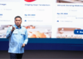 Kepala Badan Gizi Nasional memberikan pemaparan di depan layar presentasi