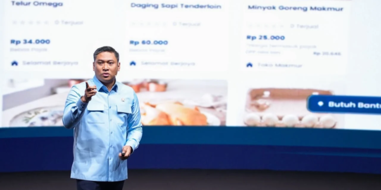 Kepala Badan Gizi Nasional memberikan pemaparan di depan layar presentasi