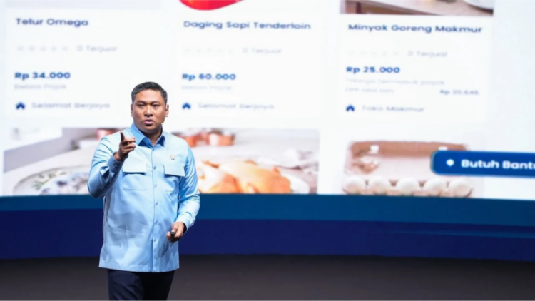 Kepala Badan Gizi Nasional memberikan pemaparan di depan layar presentasi