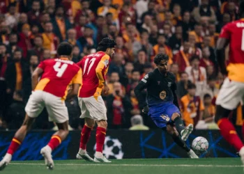 Pemain Barcelona berseragam gelap menendang bola saat dijaga sejumlah pemain Galatasaray berseragam merah dan kuning