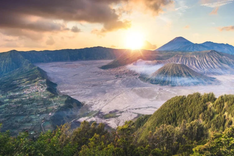 Panorama kaldera Gunung Bromo, Gunung Batok dan Gunung Semeru dengan cahaya matahari terbit di atas perbukitan