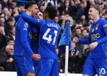 Pemain Chelsea termasuk Morgan Rogers, Estevao Willian, dan Cole Palmer merayakan gol di depan pendukung