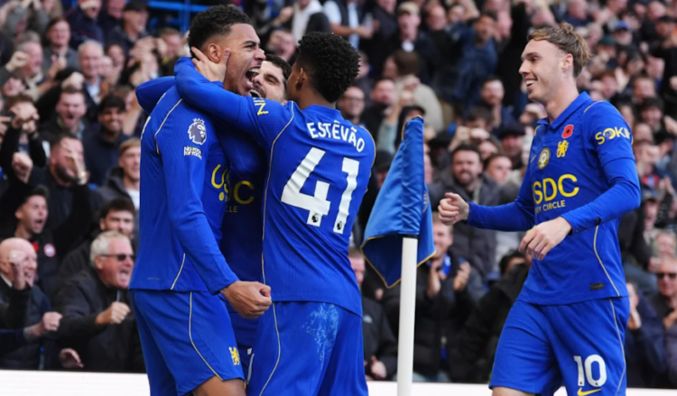 Pemain Chelsea termasuk Morgan Rogers, Estevao Willian, dan Cole Palmer merayakan gol di depan pendukung