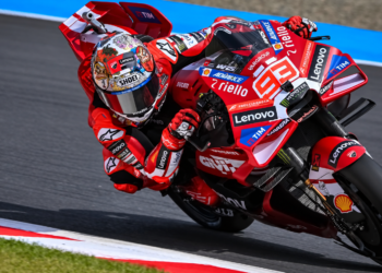 Marc Marquez mengendarai Ducati Lenovo Team di lintasan MotoGP