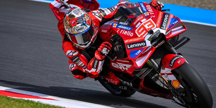 Marc Marquez mengendarai Ducati Lenovo Team di lintasan MotoGP