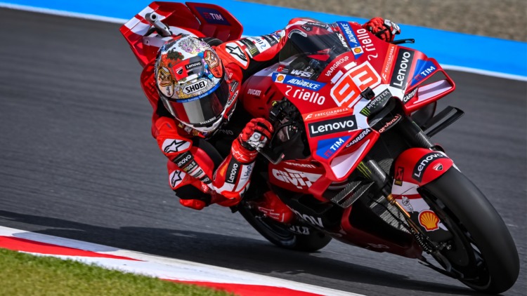 Marc Marquez mengendarai Ducati Lenovo Team di lintasan MotoGP