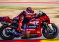 Marc Marquez mengendarai motor Ducati Lenovo berwarna merah saat melaju di lintasan balap.