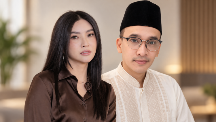 Seorang perempuan dan pria berpose bersama di dalam ruangan